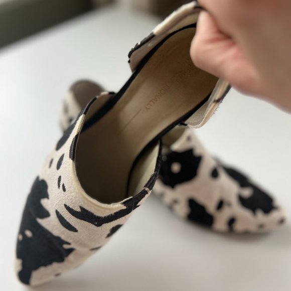 INTENTIONALLY BLANK Black and Cream Flats - Picture 5 of 8